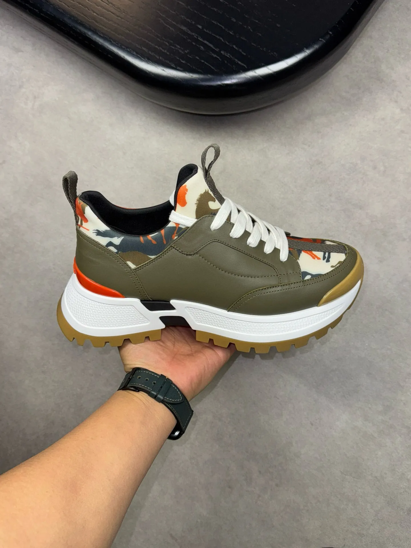 [HERMES] Hermès men's shoes💰560💰 - High-end quality original casual sports shoes - Upper: 🔝Nappa calfskin, high-grade elastic cloth, brand webbing - Lining: elastic cloth, foot pad; water-dyed cowhide - Outsole: ultra-light T men's shoes 💰U foam rubber; two-color molded outsole -Ultra-high quality control and fine workmanship: outstanding (high-end, extravagance, grade) -Size: 39-44 (38, 45, can be customized)